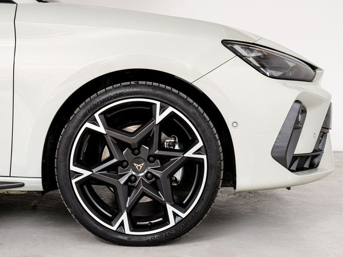 Renting CUPRA León 1.5 TSI e-Hybrid DSG 150 kW (204 CV) Ocasión