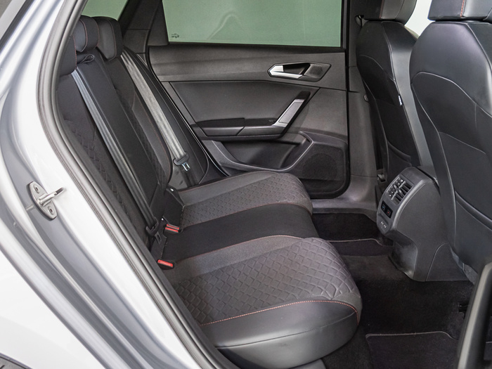 Renting SEAT León 1.5 TSI S&S FR XL 96 kW (130 CV) Ocasión