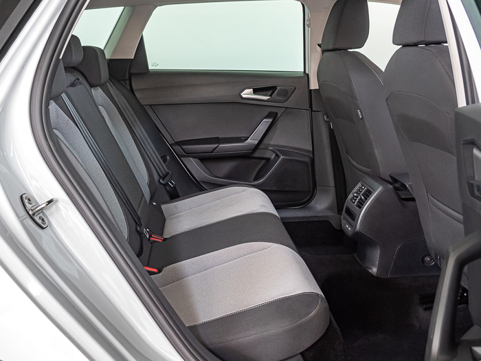 Renting SEAT León ST 1.5 TSI Style 25 Aniversario 85 kW (116 CV) Ocasión 4