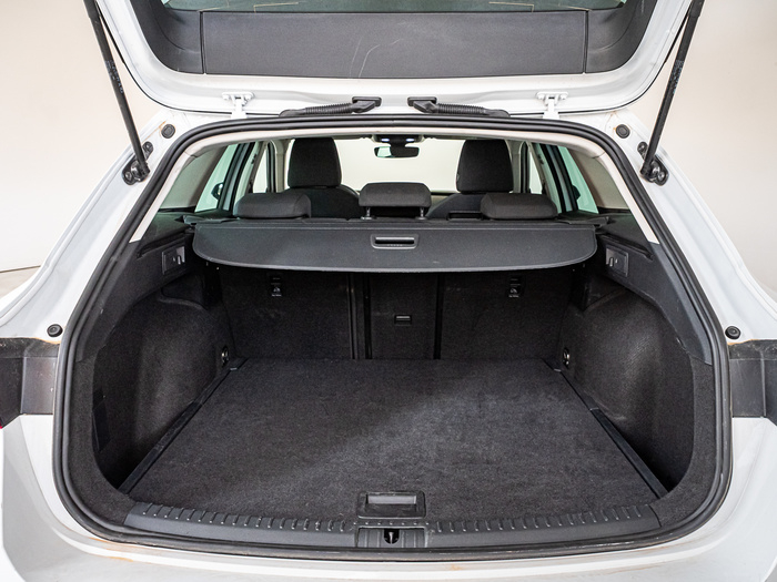Renting SEAT León ST 1.5 TSI Style 25 Aniversario 85 kW (116 CV) Ocasión 4