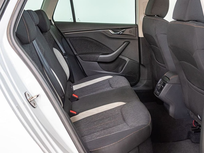 Renting Skoda Kamiq 1.5 TSI Style DSG 110 kW (150 CV) Ocasión 1
