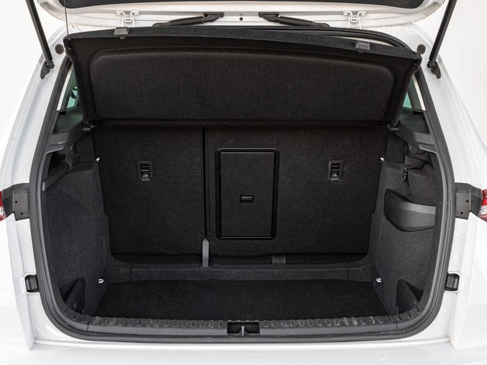 Renting Skoda Karoq 1.5 TSI ACT Selection DSG 110 kW (150 CV) Ocasión