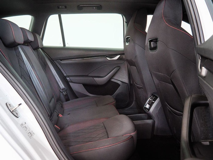Renting Skoda Octavia Combi 2.0 TSI RS DSG 195 kW (265 CV) Ocasión