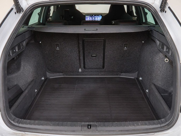 Renting Skoda Octavia Combi 2.0 TSI RS DSG 195 kW (265 CV) Ocasión