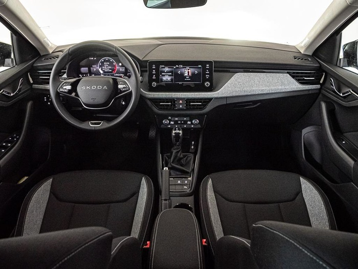Renting Skoda Scala 1.0 TSI Selection DSG 85 kW (115 CV) Ocasión