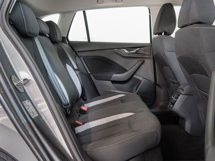 Renting Skoda Scala 1.0 TSI Selection DSG 85 kW (115 CV) Ocasión 1