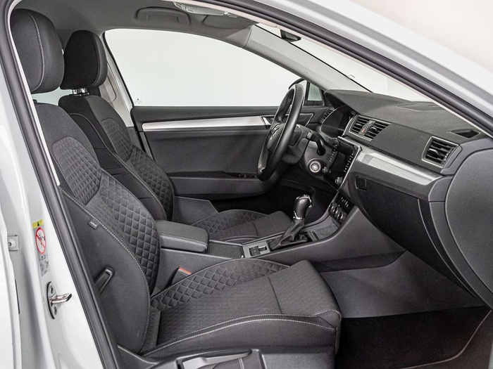 Renting Skoda Superb Combi 2.0 TDI Ambition DSG 110 kW (150 CV) Ocasión