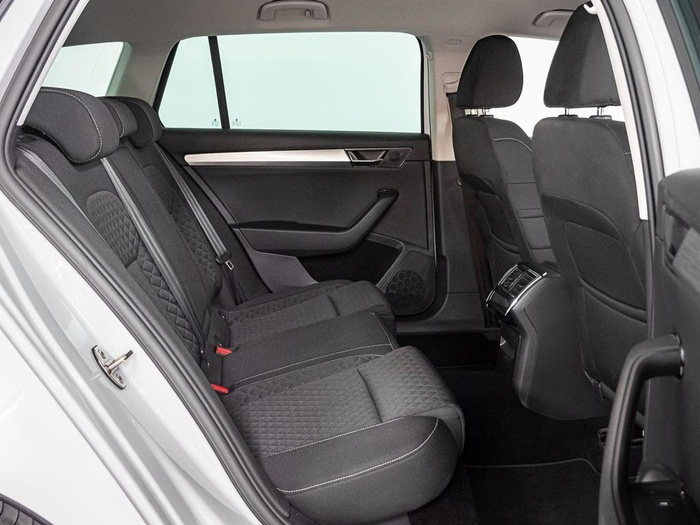 Renting Skoda Superb Combi 2.0 TDI Ambition DSG 110 kW (150 CV) Ocasión