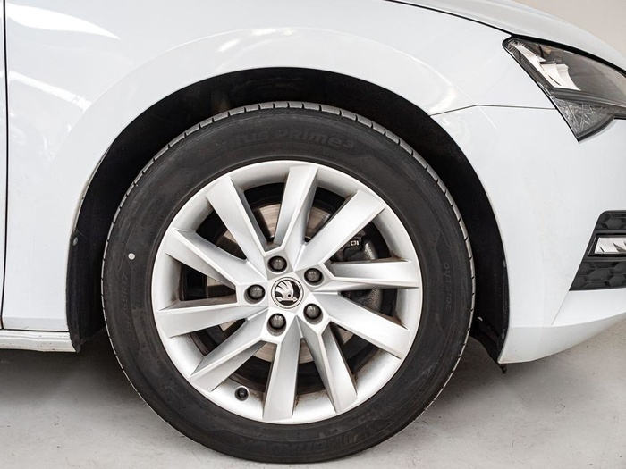 Renting Skoda Superb Combi 2.0 TDI Ambition DSG 110 kW (150 CV) Ocasión