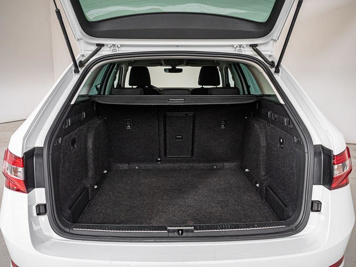 Renting Skoda Superb Combi 2.0 TDI Ambition DSG 110 kW (150 CV) Ocasión