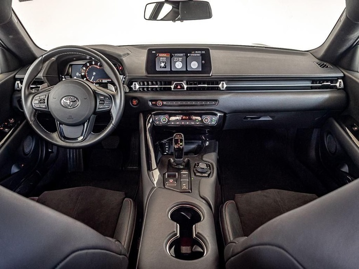 Renting Toyota GR Supra 2.0T Pure Auto 190 kW (258 CV) Ocasión
