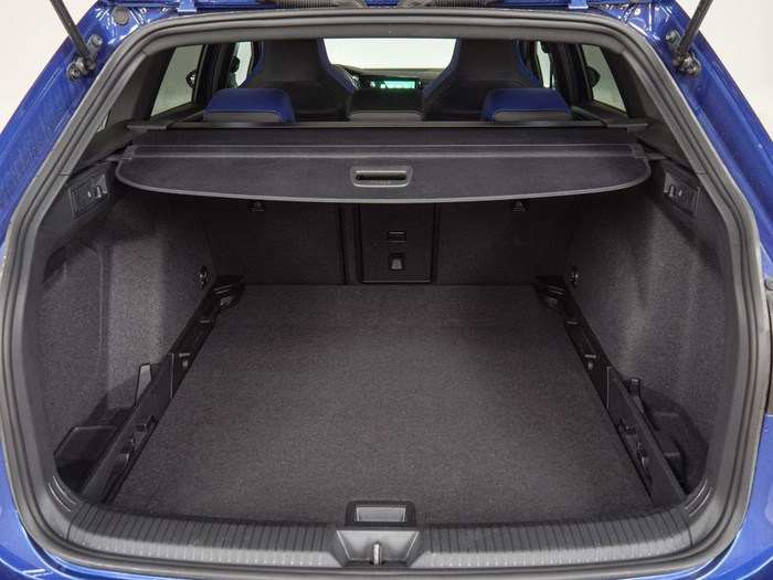 Renting Volkswagen Golf Variant R 2.0 TSI 4Motion 235 kW (320 CV) DSG Ocasión