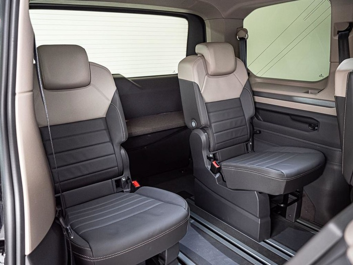 Renting Volkswagen Multivan Style 1.5 eHybrid Batalla Corta 4Motion 180 kW (245 CV) DSG Ocasión