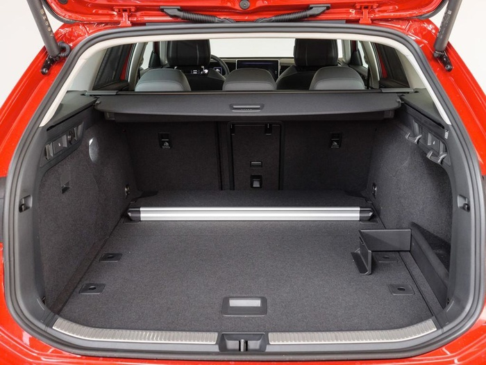 Renting Volkswagen Passat Variant Business 1.5 eTSI 110 kW (150 CV) DSG Ocasión