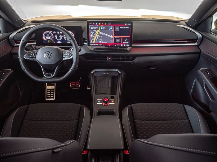 Renting Volkswagen T-Roc R-Line 1st Edition 1.5 eTSI 110 kW (150 CV) DSG Ocasión