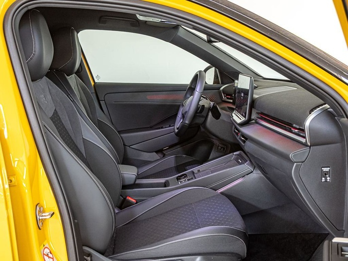 Renting Volkswagen T-Roc R-Line 1st Edition 1.5 eTSI 110 kW (150 CV) DSG Ocasión