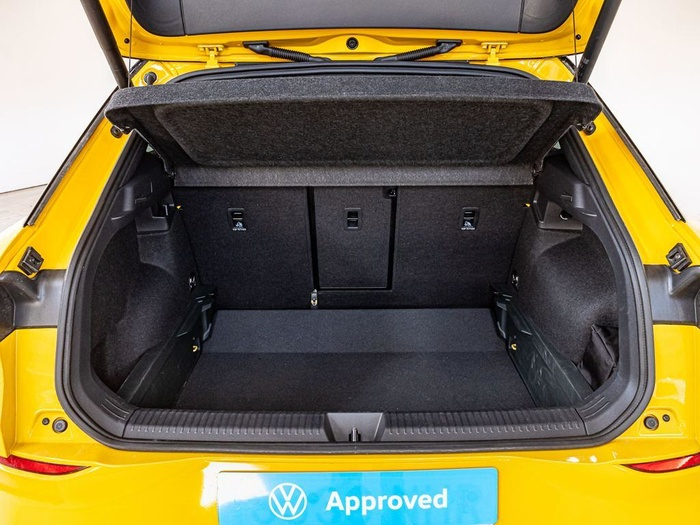 Renting Volkswagen T-Roc R-Line 1st Edition 1.5 eTSI 110 kW (150 CV) DSG Ocasión