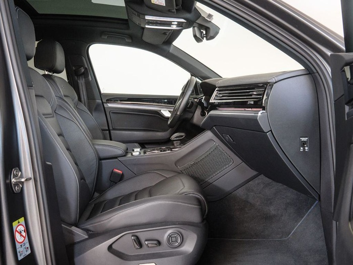 Renting Volkswagen Touareg R 3.0 V6 TSI eHybrid 4Motion 340 kW (462 CV) tiptronic Ocasión 1