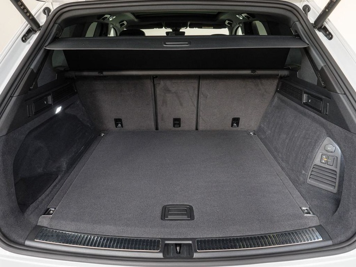 Renting Volkswagen Touareg R-Line 3.0 TDI 4Motion 210 kW (286 CV) Tiptronic Ocasión