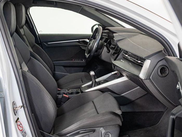 Renting Audi A3 Sportback Black line edition 35 TFSI 110 kW (150 CV) Ocasión