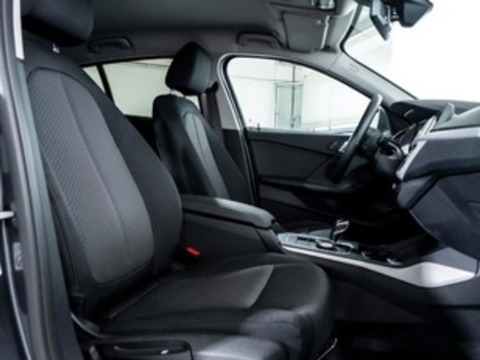 Renting BMW Serie 1 118d Business 110 kW (150 CV) 5 4
