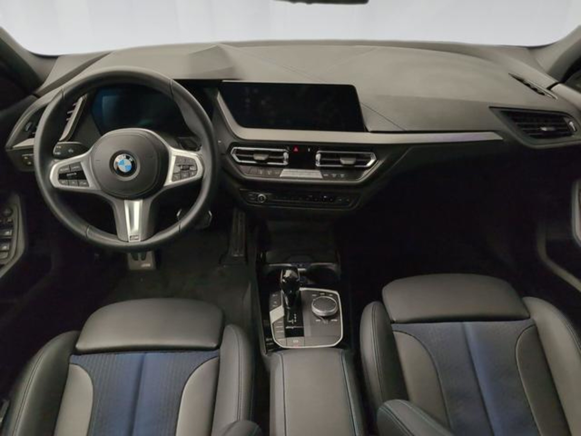 Renting BMW Serie 1 118d Business 110 kW (150 CV) 6 8