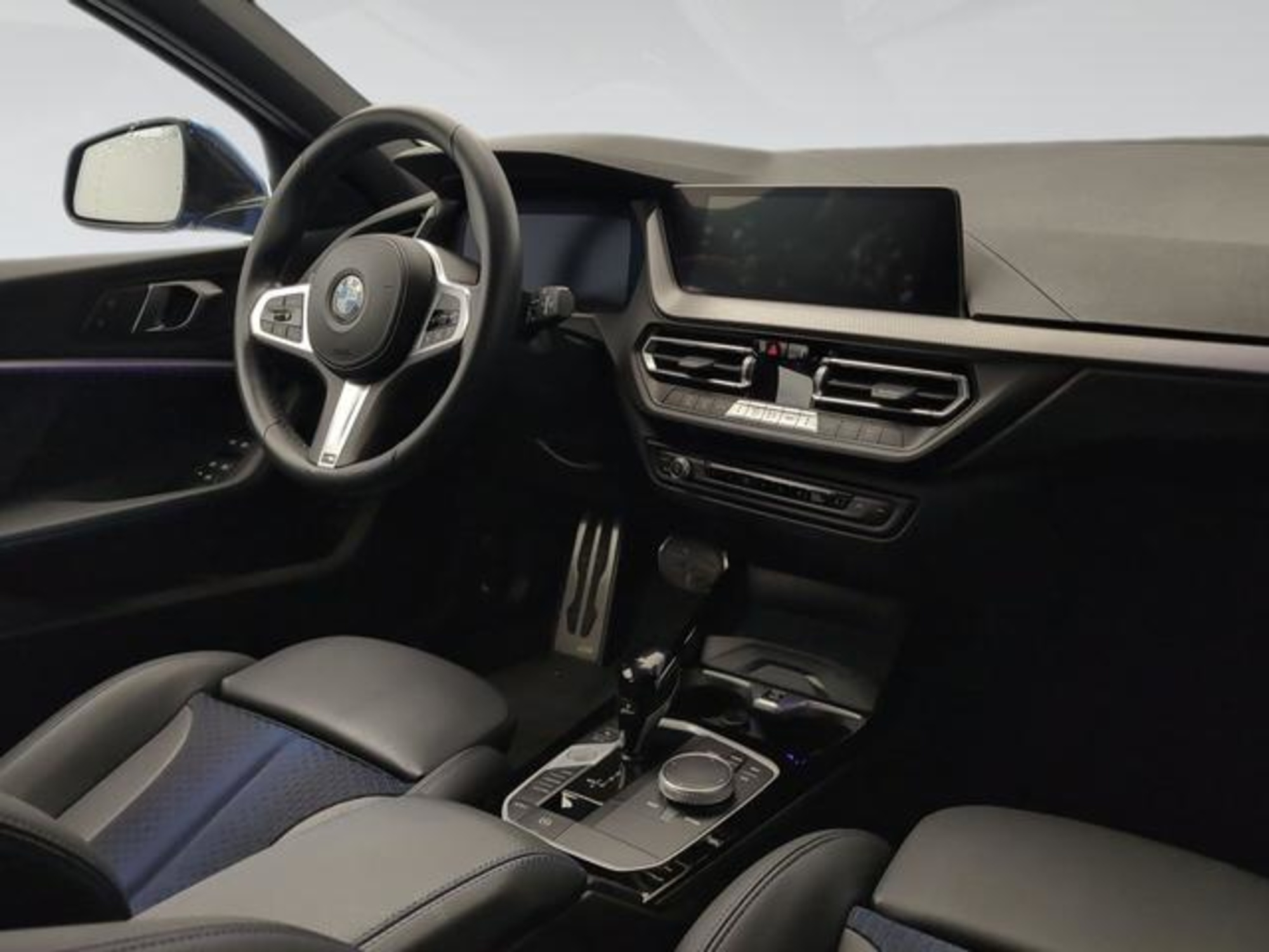 Renting BMW Serie 1 118d Business 110 kW (150 CV) 6 8