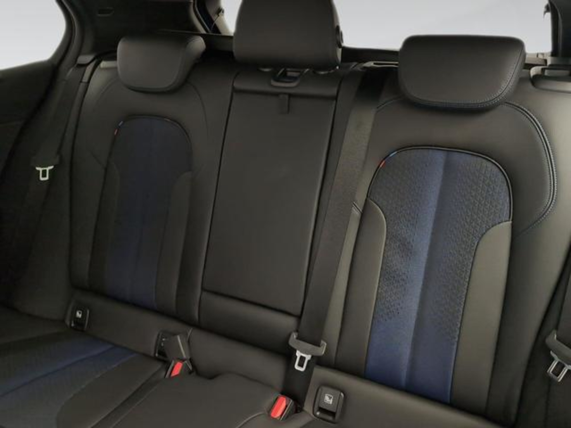 Renting BMW Serie 1 118d Business 110 kW (150 CV) 6 8