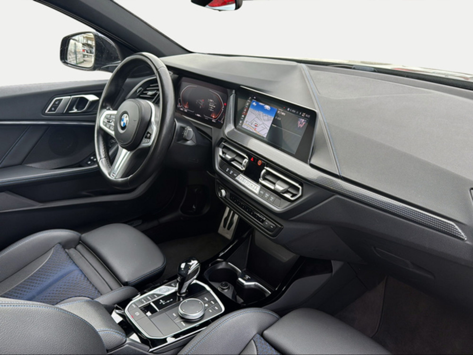Renting BMW Serie 1 118d Business 110 kW (150 CV) 7 3
