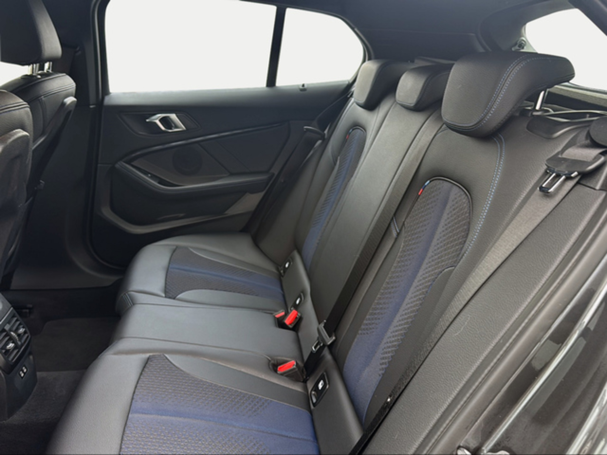 Renting BMW Serie 1 118d Business 110 kW (150 CV) 7 3