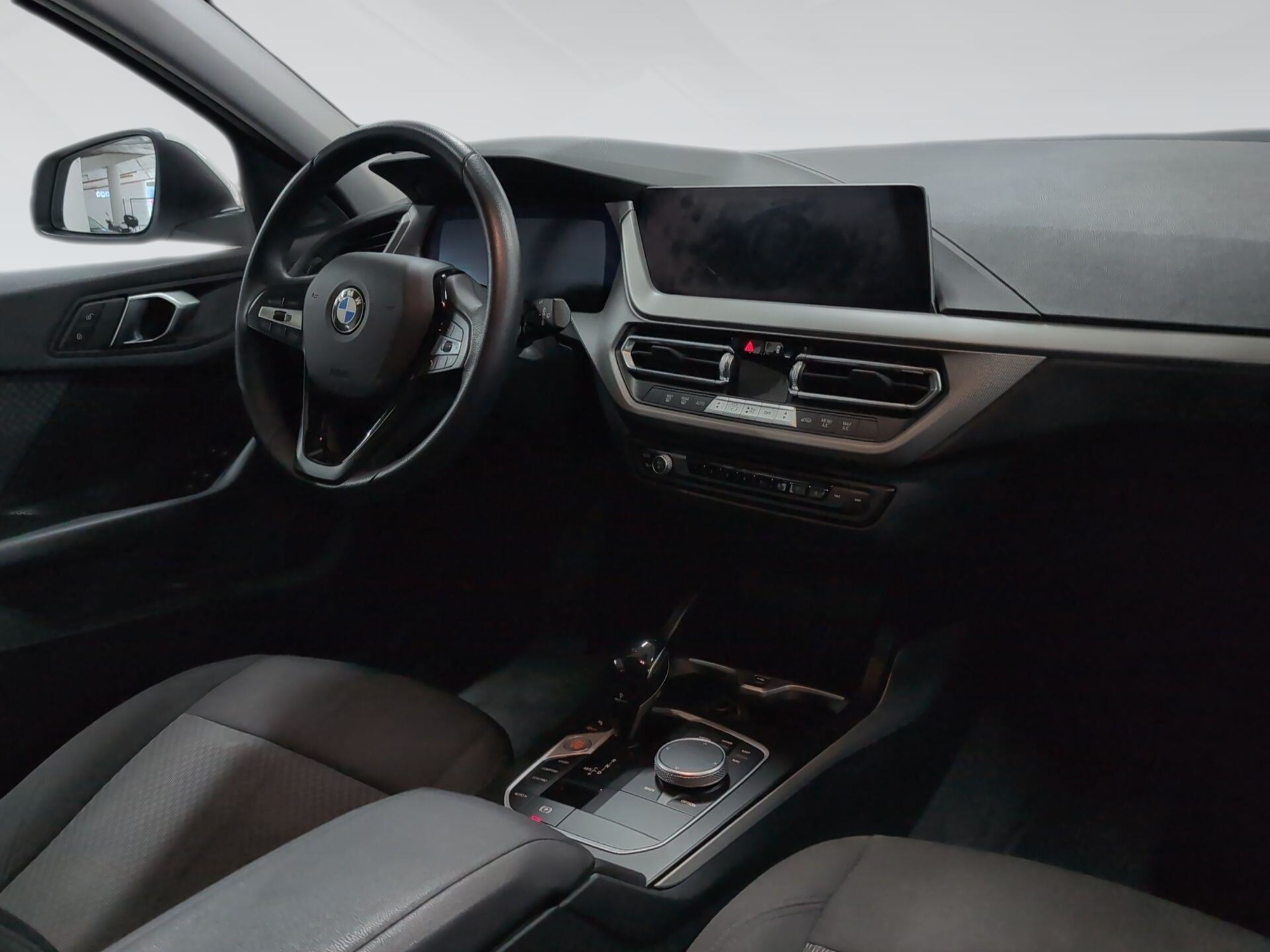 Renting BMW Serie 1 118i 103 kW (140 CV) 11