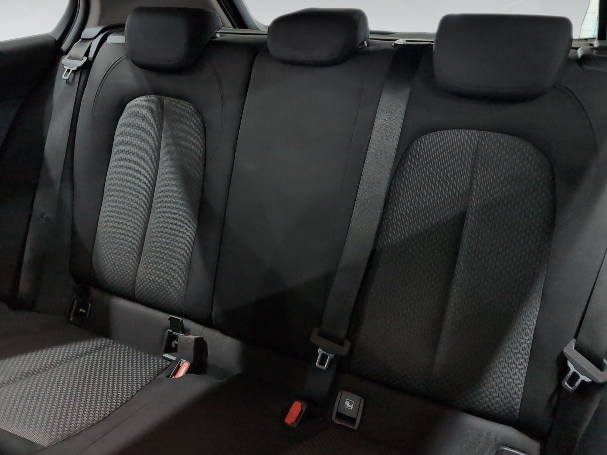 Renting BMW Serie 1 118i 103 kW (140 CV) 11