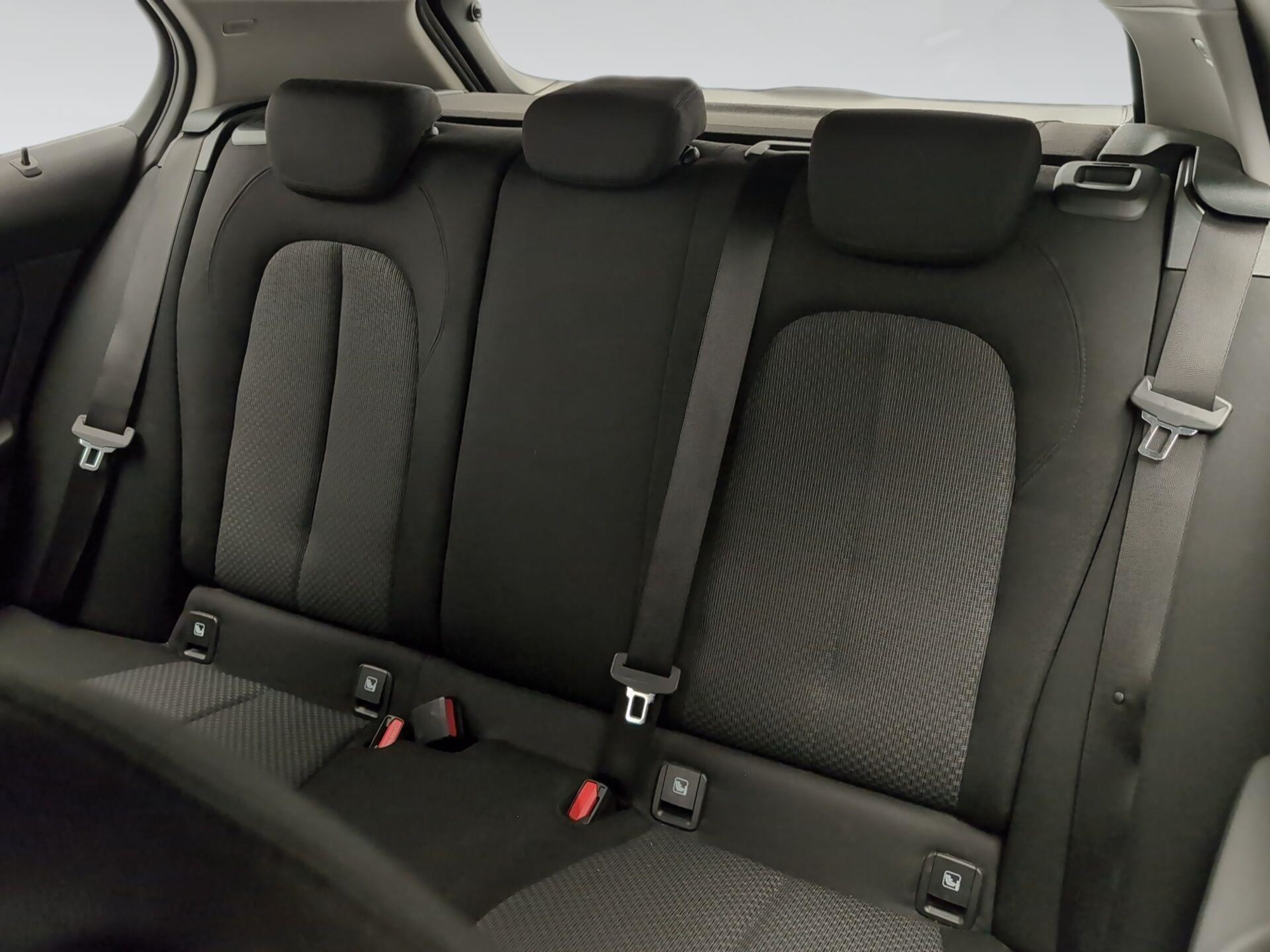 Renting BMW Serie 1 118i 103 kW (140 CV) 12