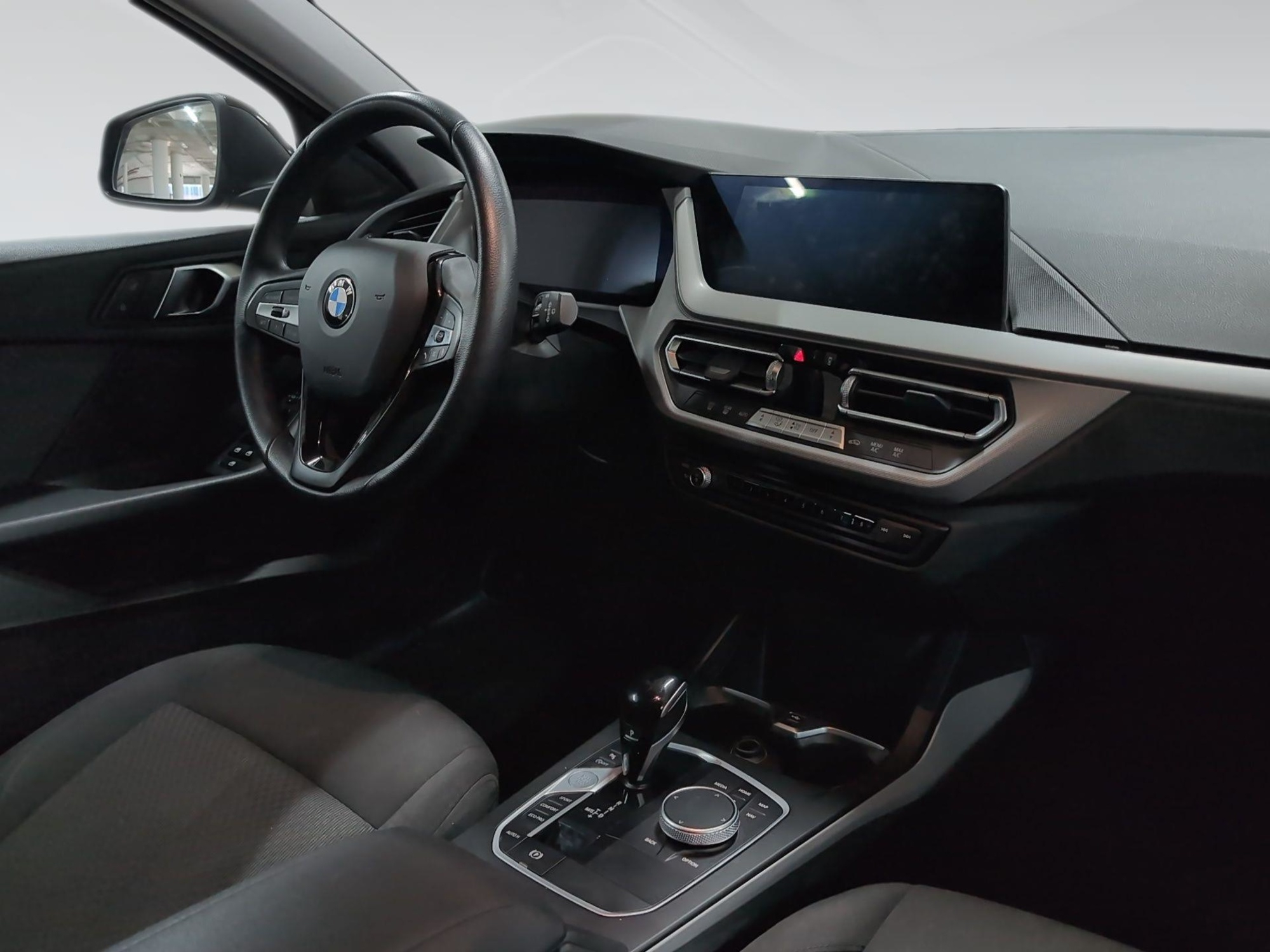 Renting BMW Serie 1 118i 103 kW (140 CV) 12 1