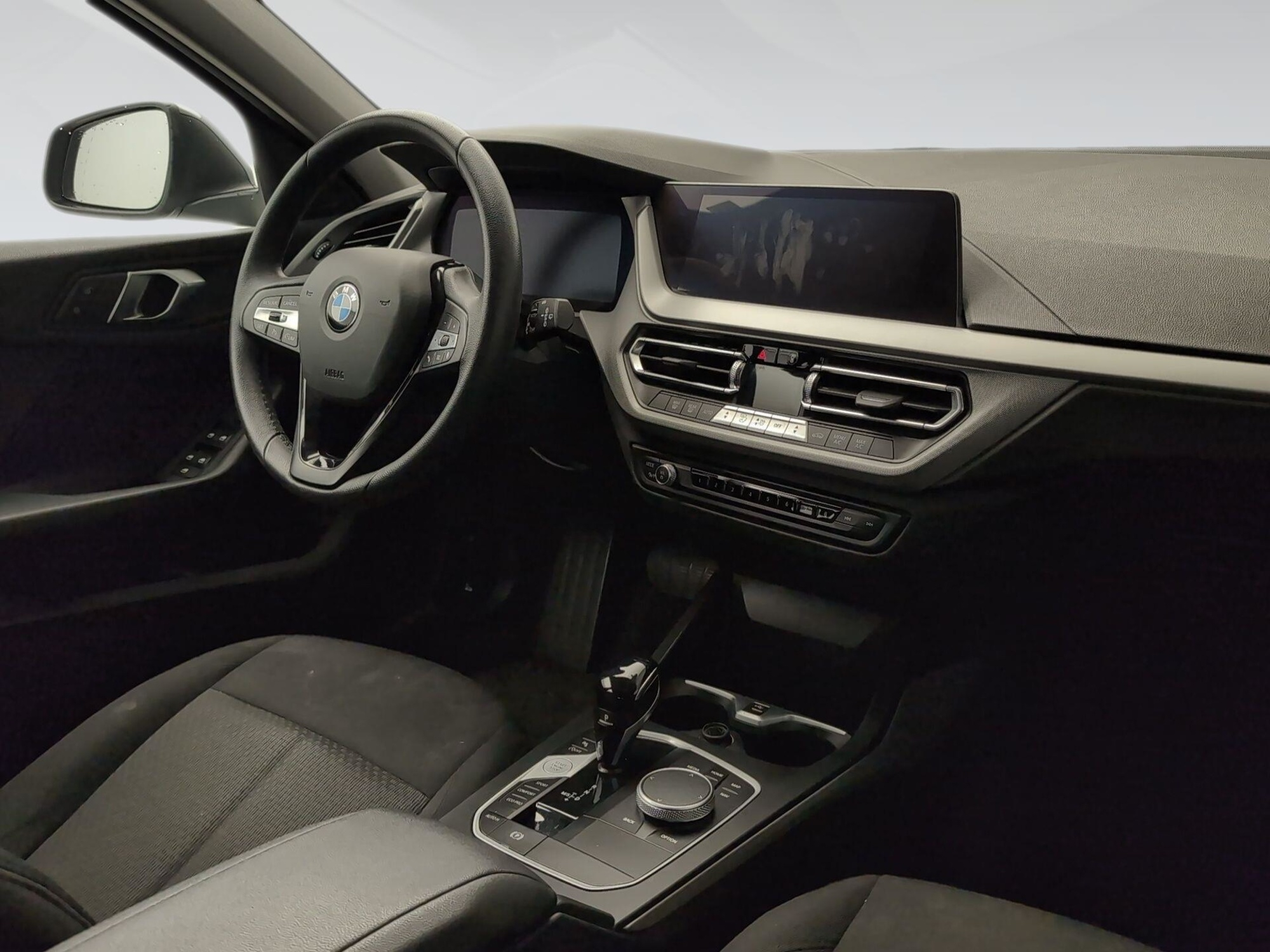 Renting BMW Serie 1 118i 103 kW (140 CV) 12 3