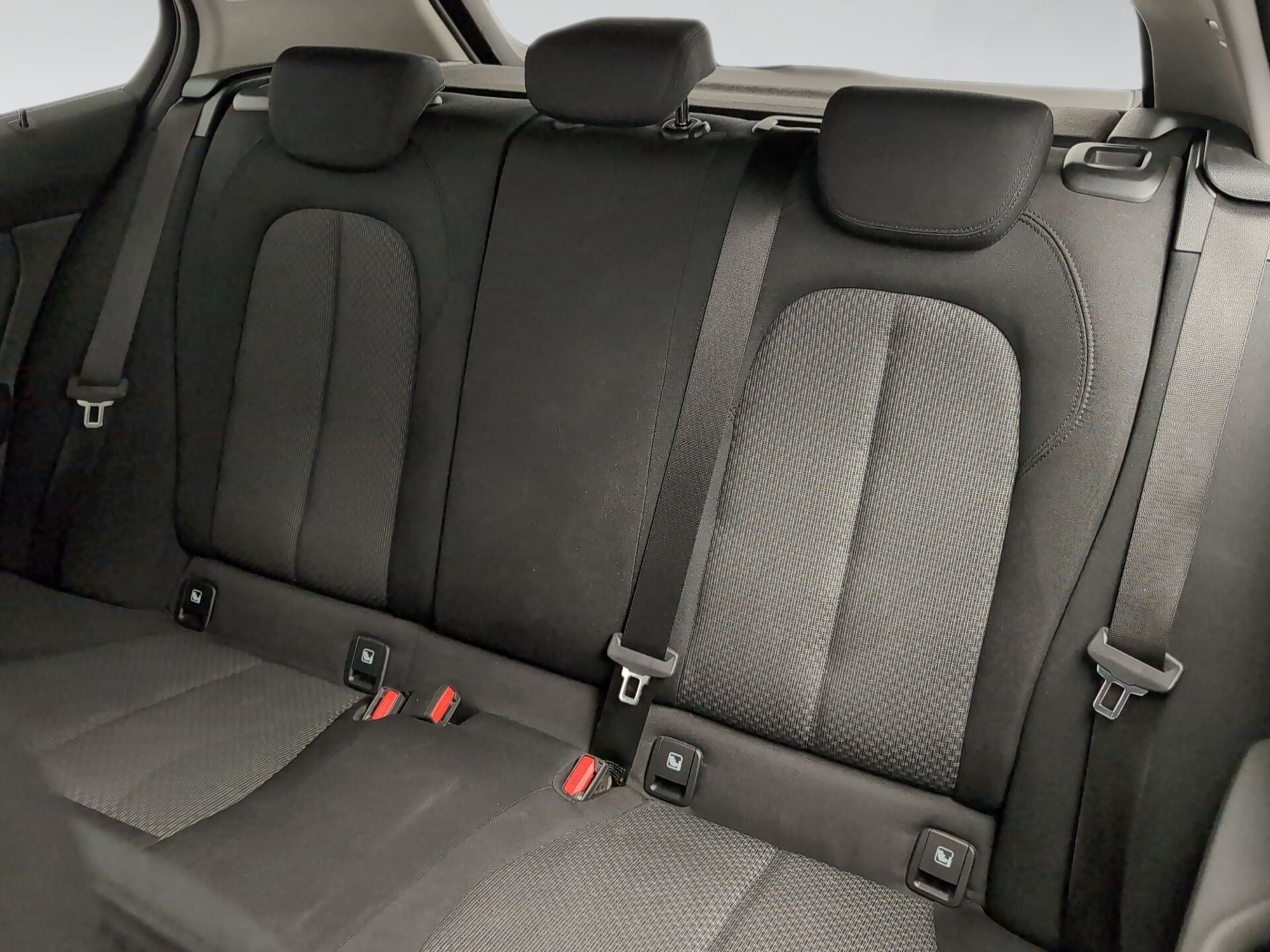 Renting BMW Serie 1 118i 103 kW (140 CV) 12 3