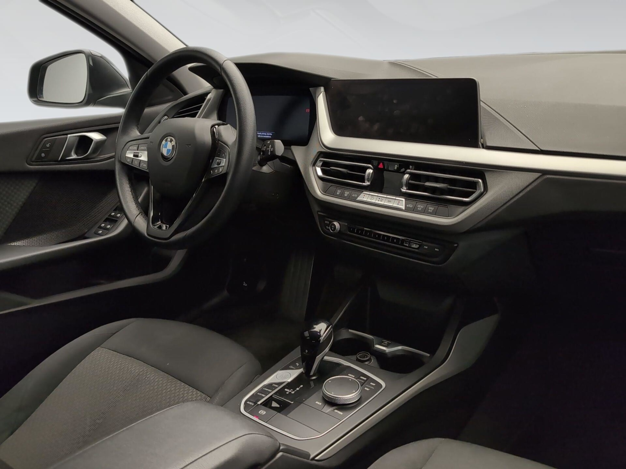 Renting BMW Serie 1 118i 103 kW (140 CV) 12 6