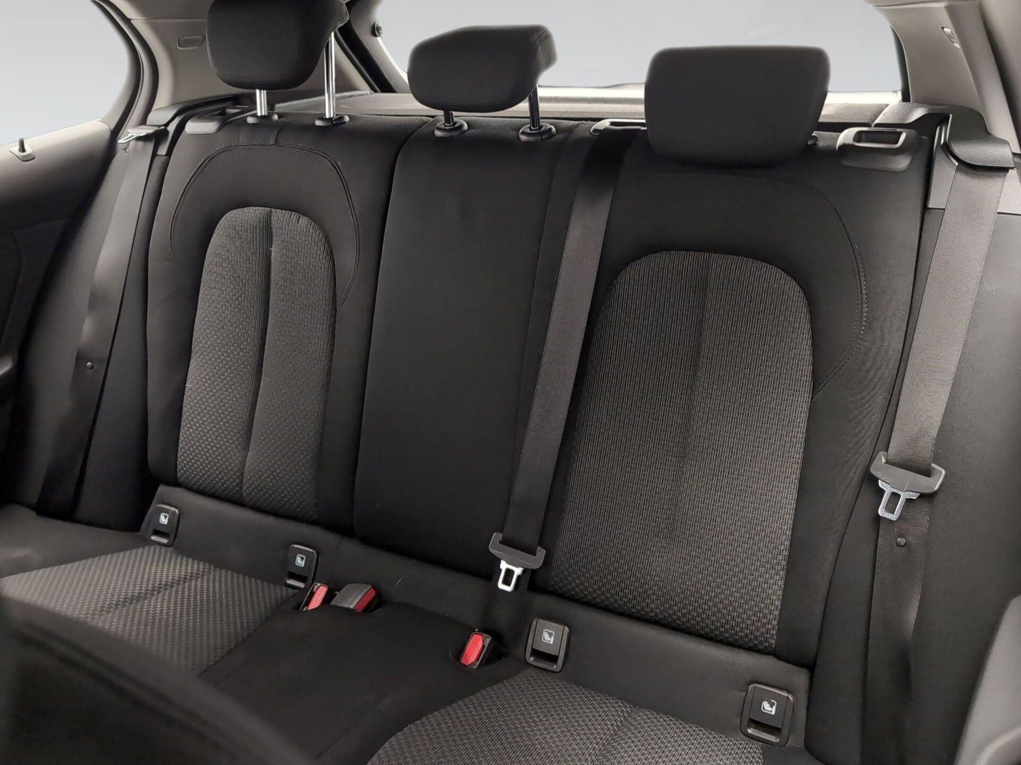 Renting BMW Serie 1 118i 103 kW (140 CV) 12 6