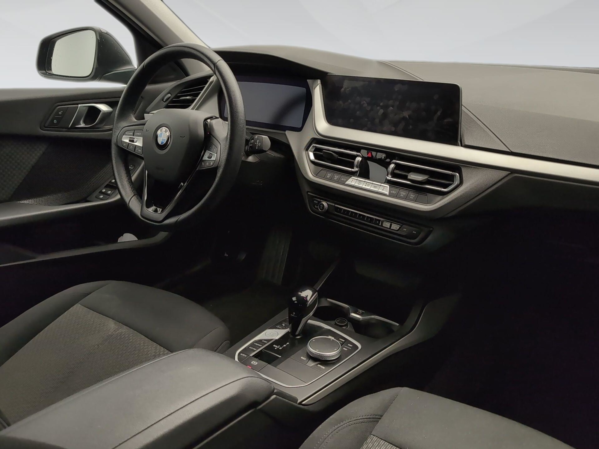 Renting BMW Serie 1 118i 103 kW (140 CV) 6 5