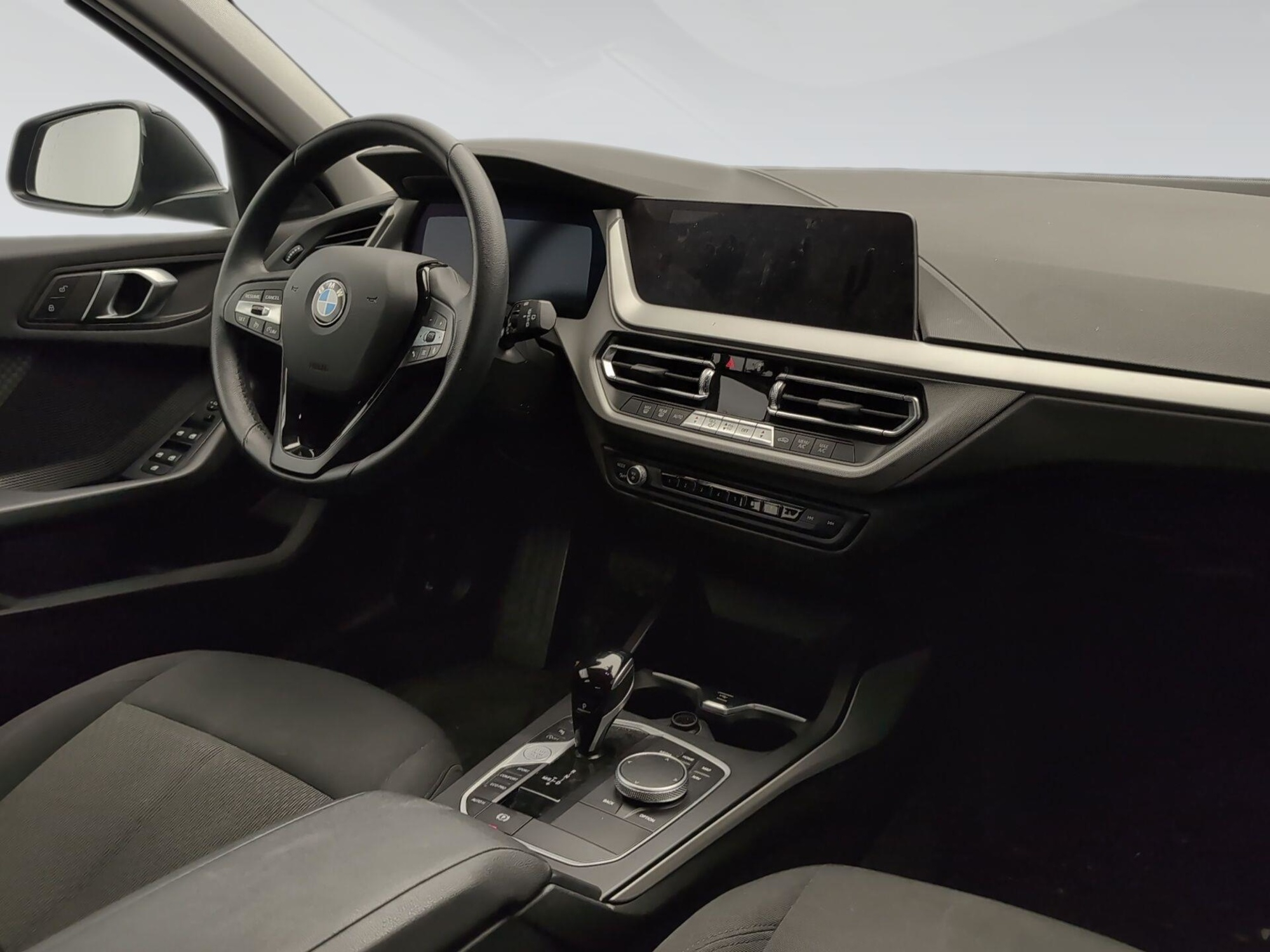 Renting BMW Serie 1 118i 103 kW (140 CV) 6 6