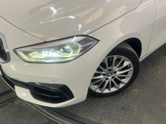 Renting BMW Serie 1 118i 103 kW (140 CV) 6 8
