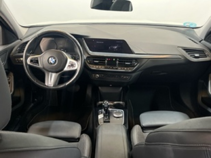 Renting BMW Serie 1 118i 103 kW (140 CV) 6 8