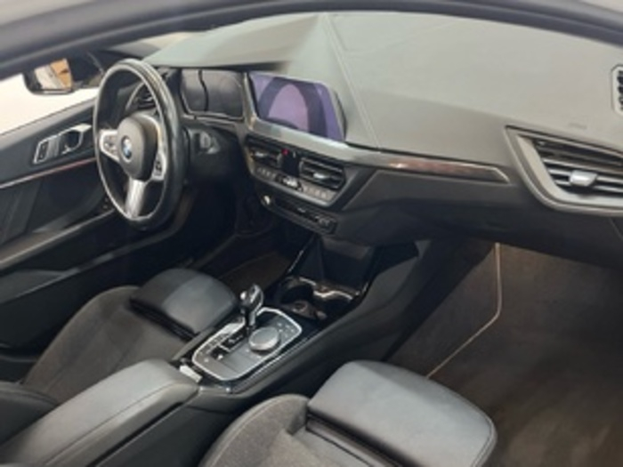 Renting BMW Serie 1 118i 103 kW (140 CV) 6 8