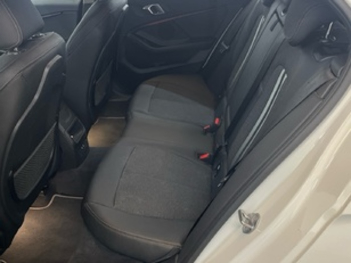 Renting BMW Serie 1 118i 103 kW (140 CV) 6 8