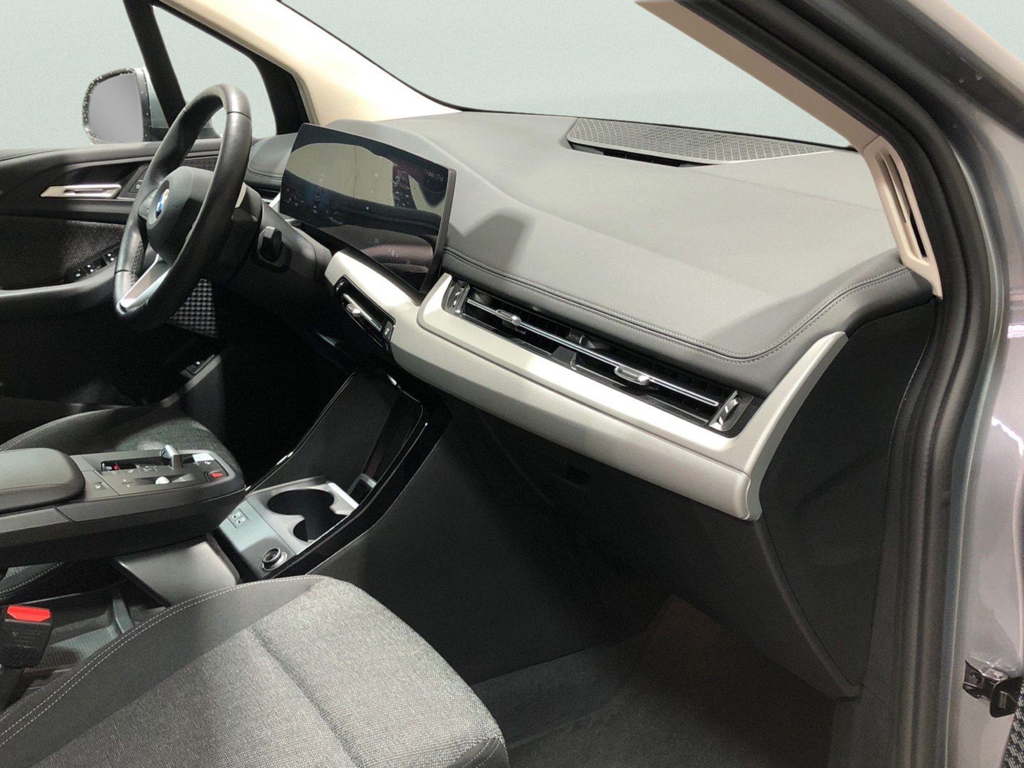 Renting BMW Serie 2 218d Active Tourer 110 kW (150 CV) 5 3