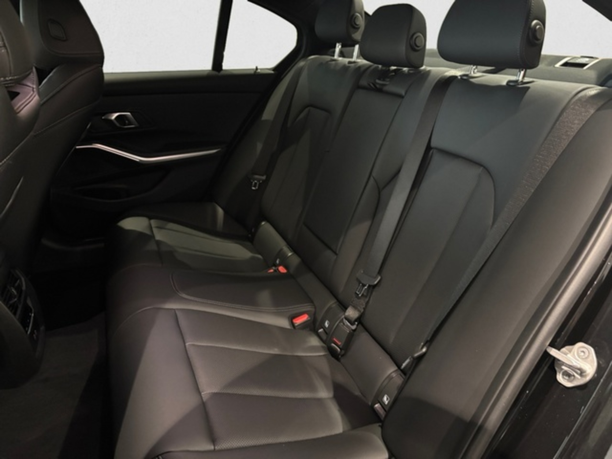 Renting BMW Serie 3 318d 110 kW (150 CV) 22