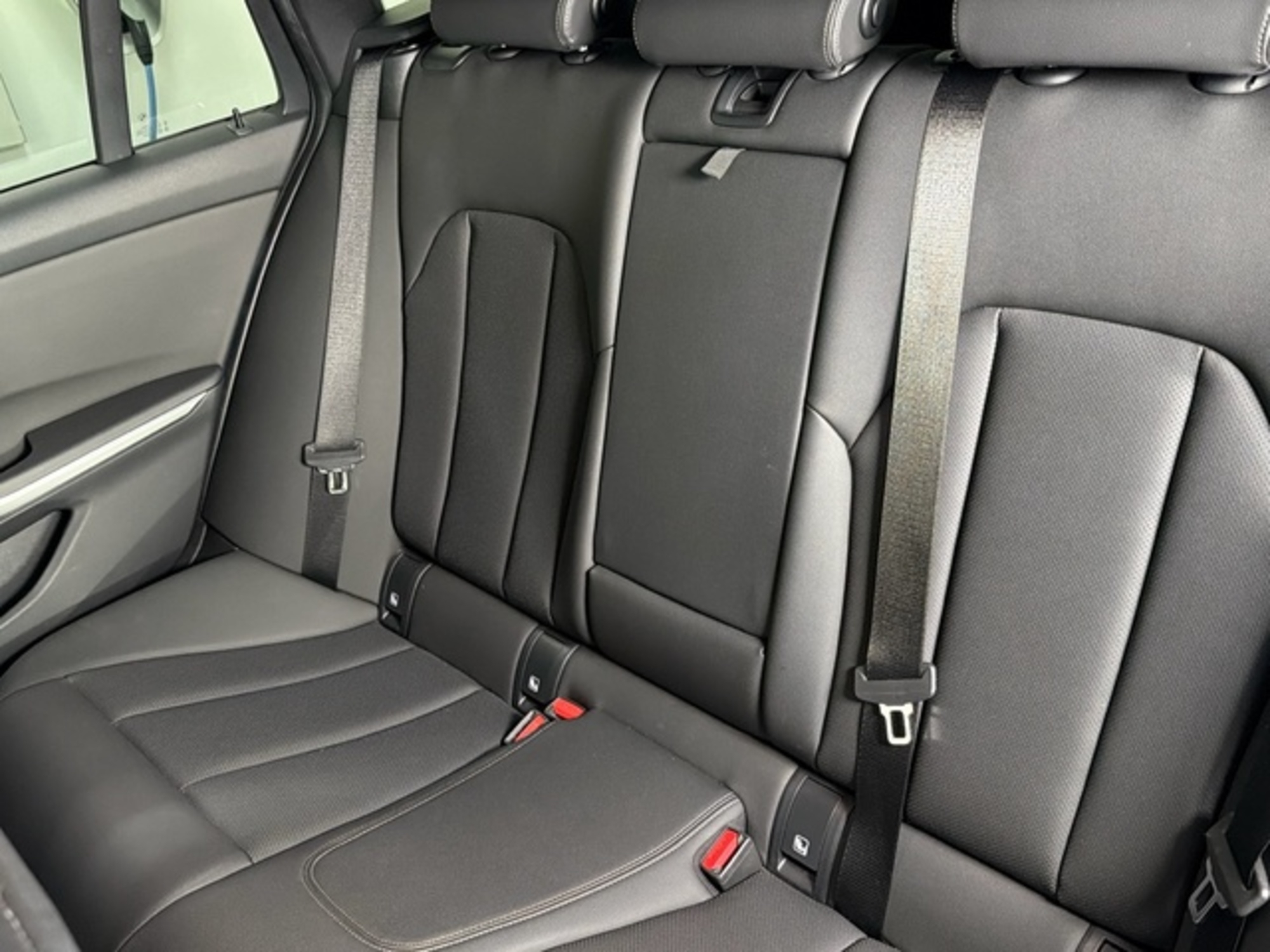 Renting BMW Serie 3 318d Touring 110 kW (150 CV) 10 3