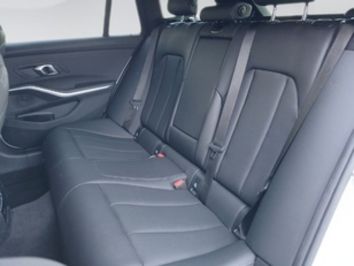 Renting BMW Serie 3 318d Touring 110 kW (150 CV) 13