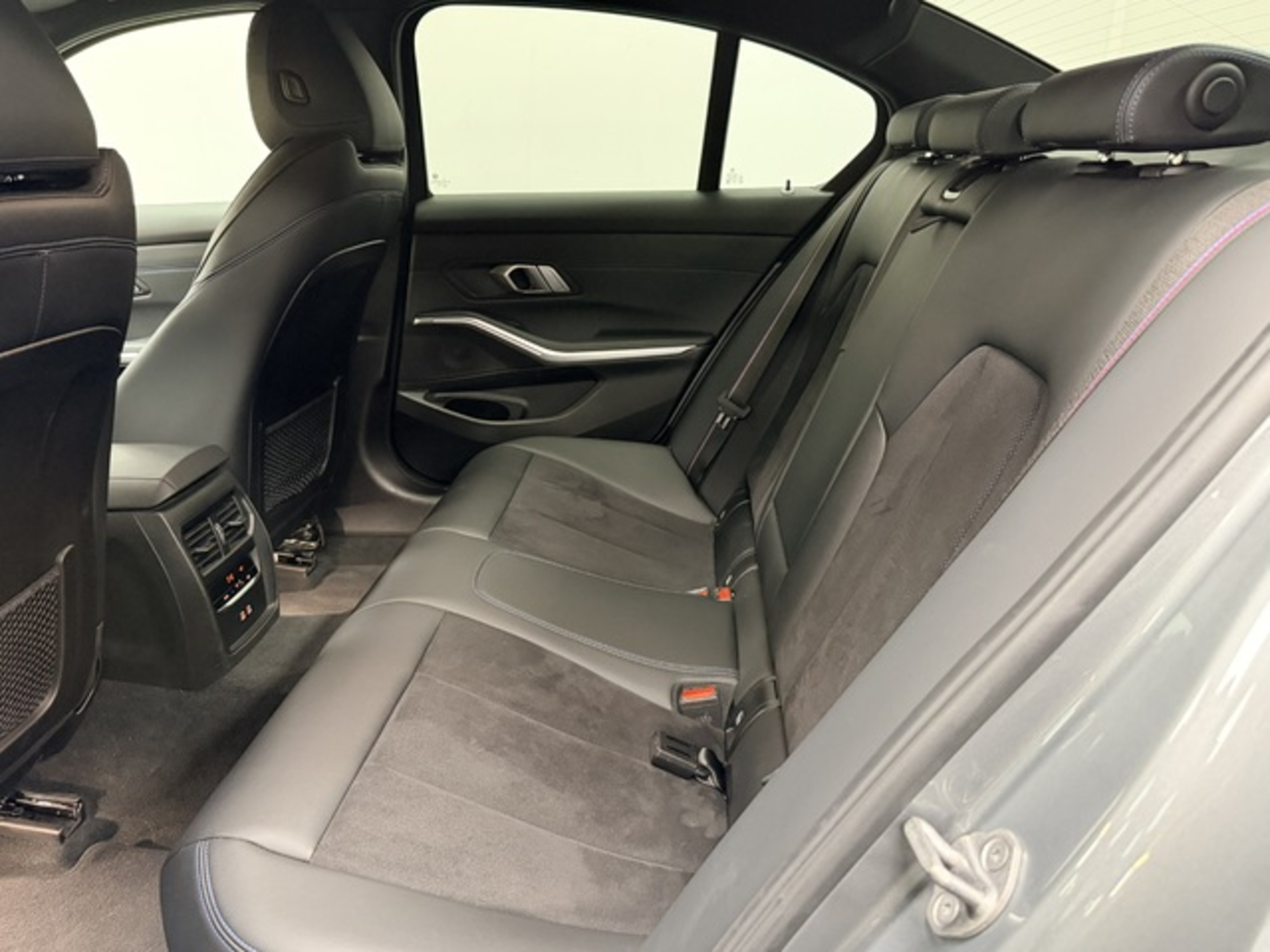 Renting BMW Serie 3 320d 140 kW (190 CV) 10 3