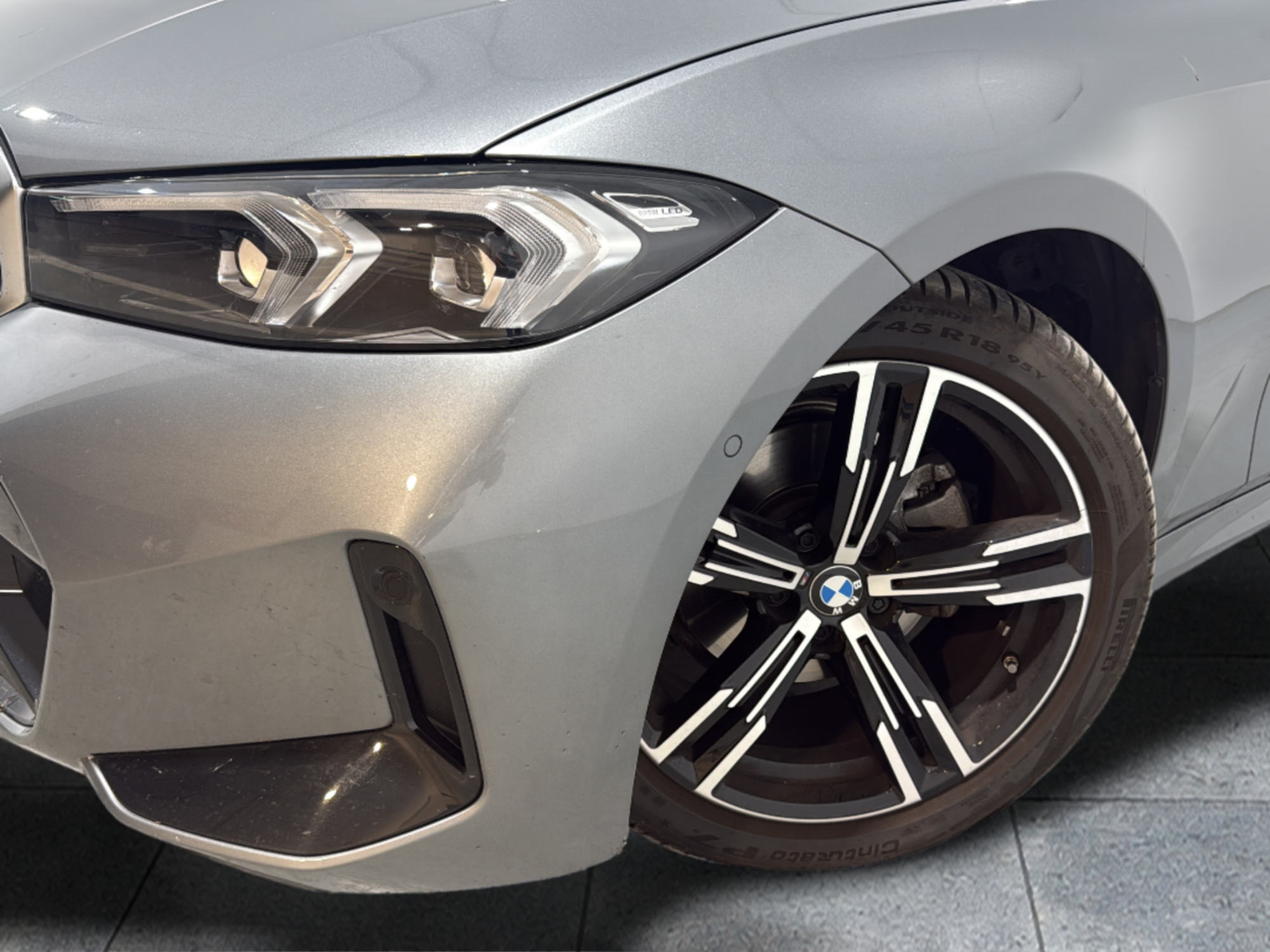 Renting BMW Serie 3 320d 140 kW (190 CV) 3 4